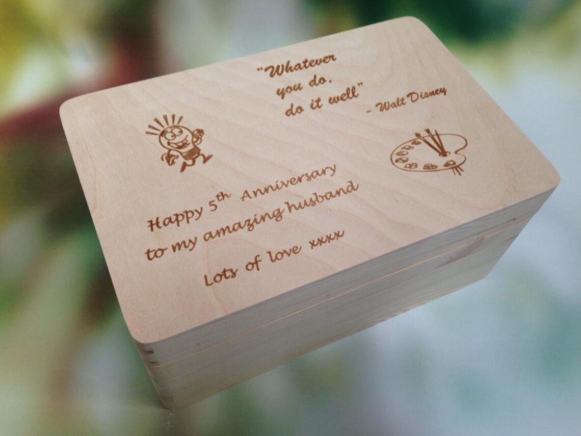 Personalised laser engraved art and craft keepsake box with a quote of your choice. It also comes with a bulb and the pallet engraved (as shown on the picture) Would make a perfect gift for an artist! Perfect to keep all crayons, markers, brushes and other trinkets too... There are 4 quotes to choose from: Quote # 1 - "Imagination Rules the World" ~ N. Bonaparte Quote # 2 - "Let the adventure begin..." Quote #3 - "Whatever you do, do it well"~ W. Disney Quote #4 - "Everything you can imagine is real"~ P. Picasso You can also add your own wording/ personal message. Box size: approx. 30cm long x 20cm wide x 13cm high The box can come WITHOUT handles (holes at its side) and without the strap holding the lid Less